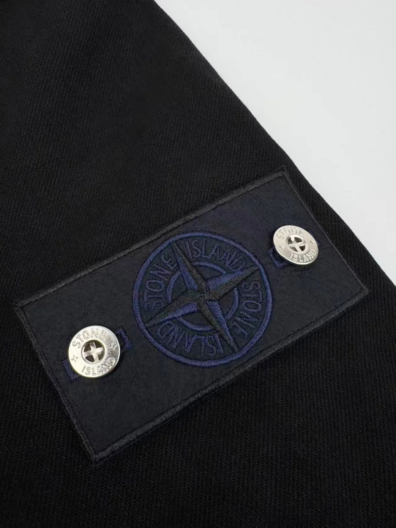 P500 Stonelsland emblem denim jacket. Customized high-density twill denim. Full texture. Comfortable and close to the skin. It is painted in classic retro black and is full of natural purity. The front breast pocket is cut into the front panel in a golden ratio. A pragmatic reconstruction of the ritual sense. The iconic Stonelsland emblem is embellished on the sleeves, like a unique medal, highlighting the brand's imprint. Simple lines outline a neat silhouette and outline a casual and free style. Workwear genes are infused with luxury DNA, simple charm and versatile charm. Process 1: Use imported machine embroidery technology and use advanced computer control systems and precision mechanical components to realize Stonesland badge embroidery operations with high precision and smooth and delicate lines. Process 2: The entire garment is washed with Zhongxiao. Use a special solution to remove stains and slight fading, and then wash with snowflakes. Use a strong washing method to fade the color to make the color more uniform. Process 3: The entire garment is stitched using a buried clamp machine. The embedded clamp machine can control the distance between the two needles by changing the needle position to achieve seamless splicing, smooth and tidy. Accessories: customized 1:1 Stonelsland I-shaped buckle, customized 1:1 Stonelsland embroidery label, customized 1:1 Stonelsland resin button, customized 1:1 Stonelsland four-button button, customized 1:1 Stonelsland trademark Version: Loose version Size: S M L XL Style number: BB747